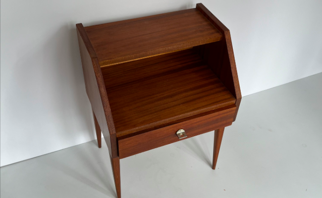 Table de chevet vintage années 1950 – L44 x P34 x H60 cm – 160 €