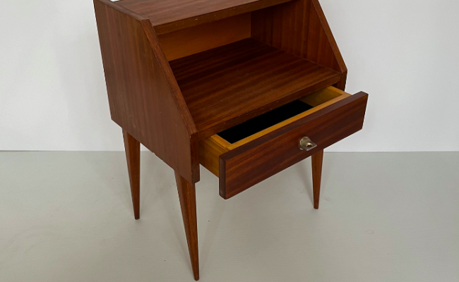 Table de chevet « pente » vintage années 1950 – L44 x P34 x H60 cm – 160 €
