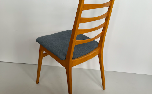 4 chaises « Benze Sitzmobel », 1960 – L42 x P43 x H90 cm – 600 € les 4