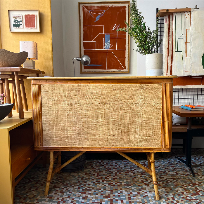 Bar années 60/70 en rotin laqué noir – L124 x P40 x H100 cm – 870 € soldé 749 €