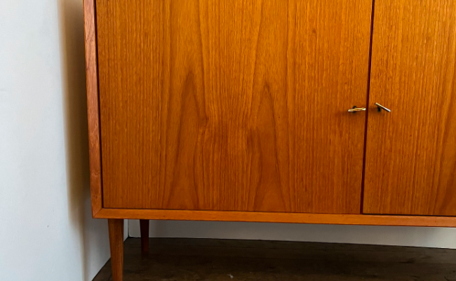 Enfilade vintage en teck – L135 x P47 x H84 cm – 900 €