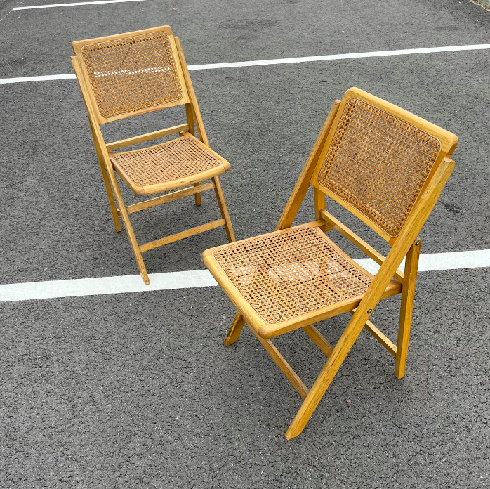 Trio de chaises pliantes bois et cannage – L42 x P45 x H81 cm – 99 € l’une