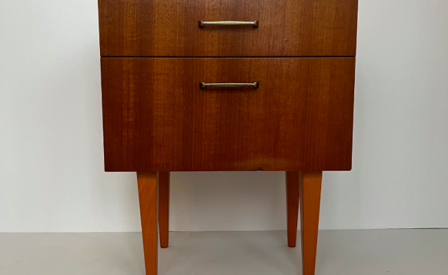 Table de chevet vintage – L50 x P34 x H60 cm – 150 €