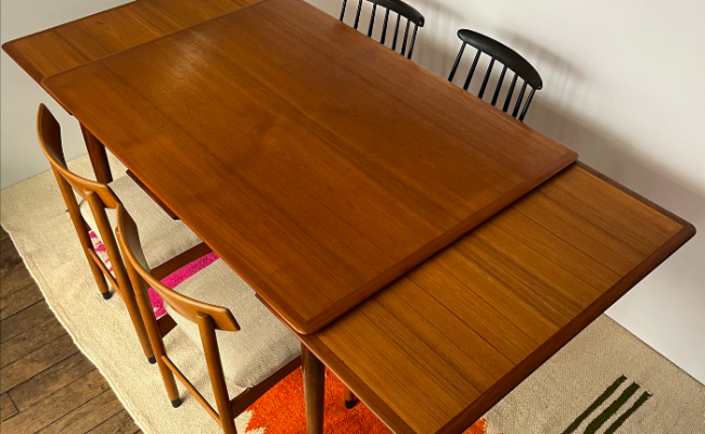 Table de salle à manger danoise en teck – L 125 (+ 2 x 47) x P 85 x H 74 cm – 1350 €