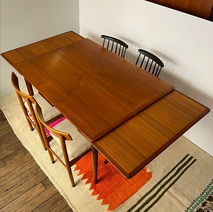 Table de salle à manger danoise en teck – L 125 (+ 2 x 47) x P 85 x H 74 cm – 1350 €