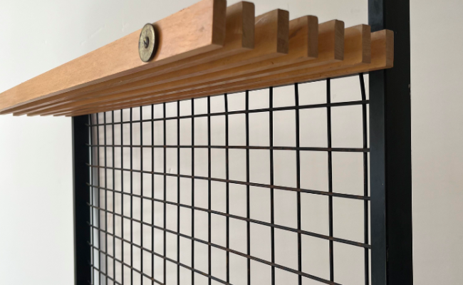 Vestiaire sur pied avec banc intégré, 1950 – L 138 x P 38 x H 190 cm – 550 €