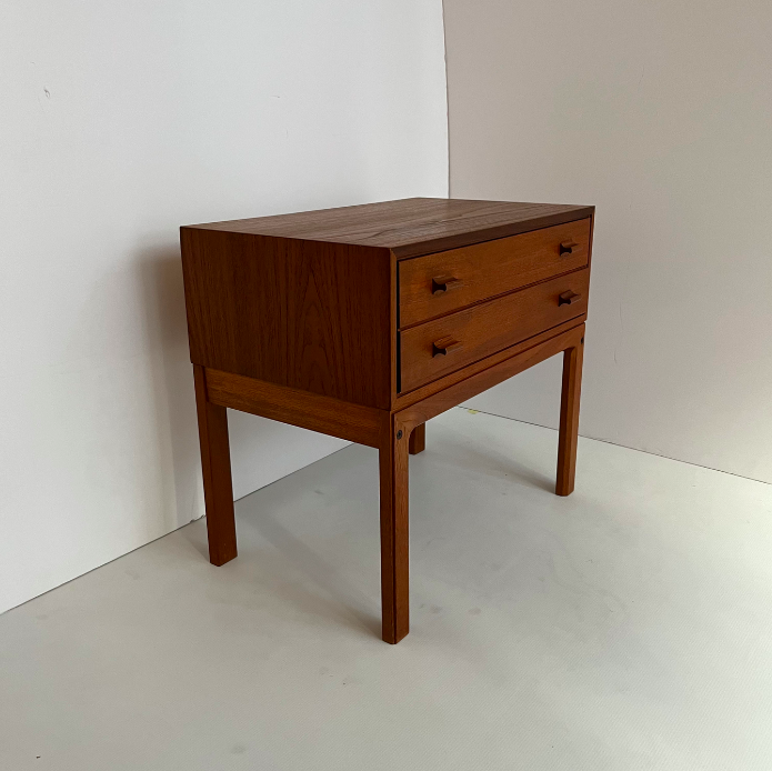 Meuble danois années 1960 à tiroirs – L58 x P36 x H52 cm – 340 €