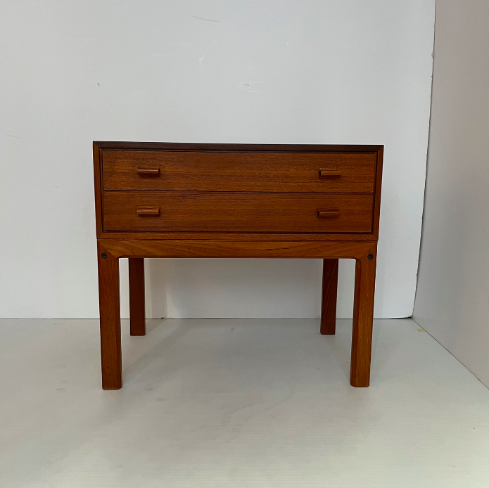 Meuble danois années 1960 à tiroirs – L58 x P36 x H52 cm – 340 €