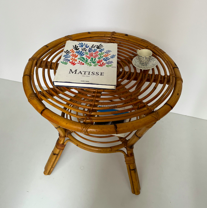 Table basse ronde en rotin vintage – D 68 x H 60 cm – 260 €