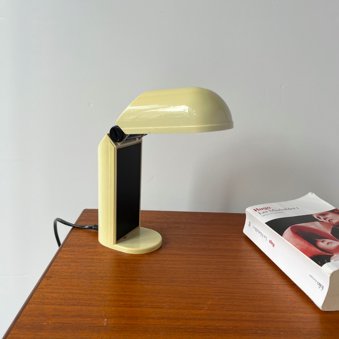 Lampe à poser pvc écru vintage – P 9 x H 19 cm – 130 €