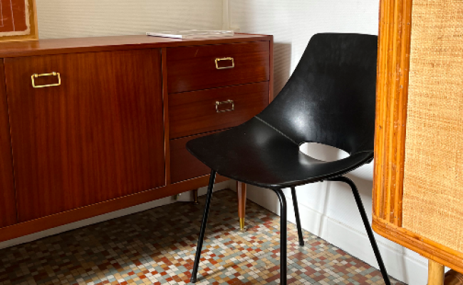 Chaise tonneau Pierre Guariche – 340€ pièce (4 disponibles)