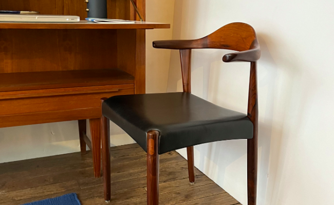 Paire de chaises cuir et palissandre Jacob Hermann, 1960 – L49 x P45 x H75 cm – 589 € l’une