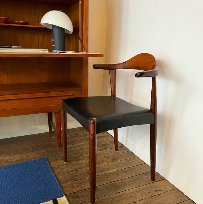 Paire de chaises cuir et palissandre Jacob Hermann, 1960 – L49 x P45 x H75 cm – 589 € l’une