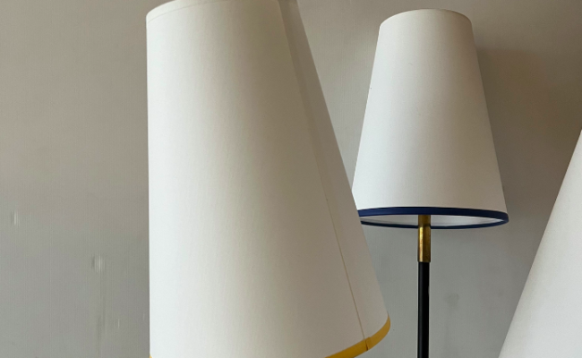 Lampadaire années 1950 3 têtes métal et abat-jour neufs – 360 €