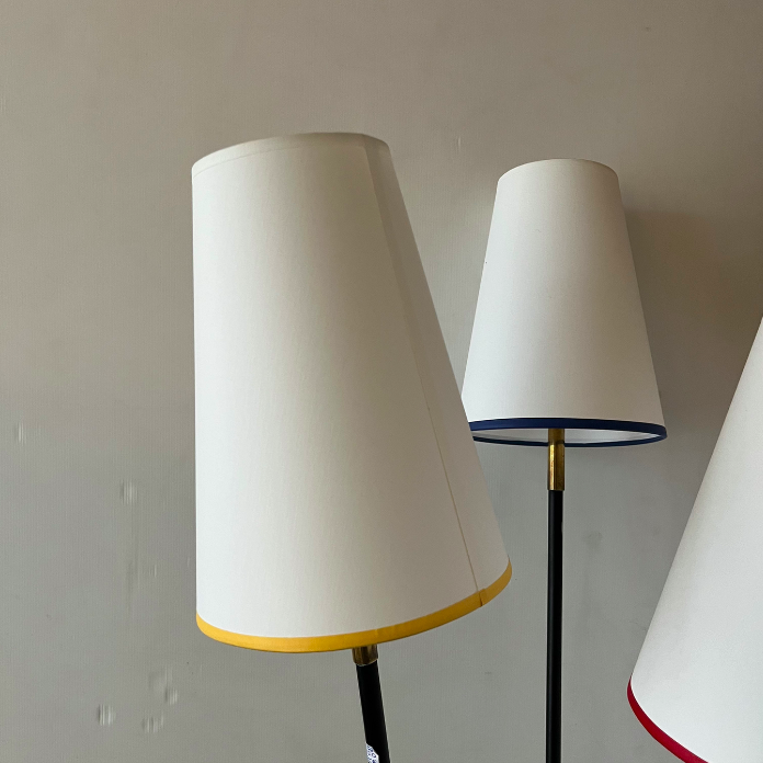 Lampadaire années 1950 3 têtes métal et abat-jour neufs – 360 €