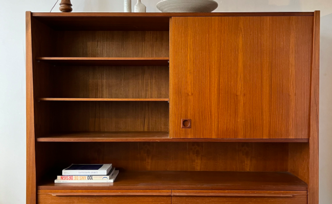 Meuble buffet haut scandinave en teck des années 1960 – L150 x P40 x H140 cm – 950 €