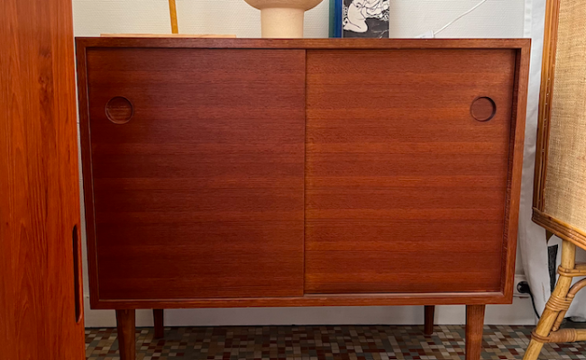 Meuble buffet portes coulissantes en teck – L90xP48xH81cm – 480 €