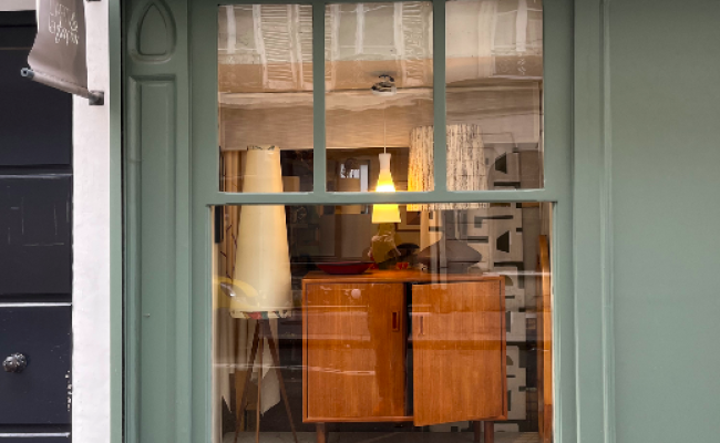 Meuble scandinave 2 portes en teck blond années 1960 – L88 x P45 x H84 cm – 550 €