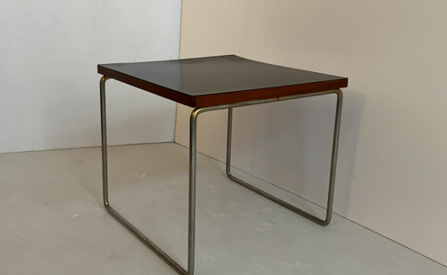 Célèbre table volante du designer Pierre Guariche pour Steiner – L39 x P39 x H 35 cm -340 €