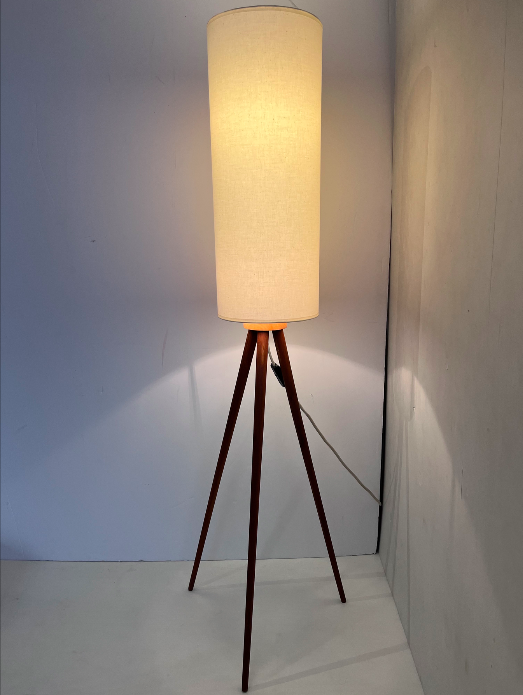 Lampadaire tripode années 1960 en teck – H 138 cm – 470 €