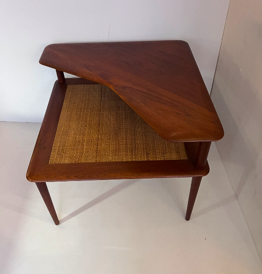 Table basse Peter Hvidt & Orla Mølgaard-Nielsen – L76 x P76 x H63 cm – 670 € soldé 590 €