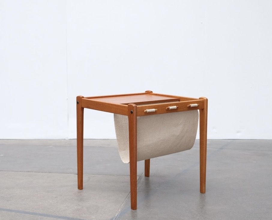 Table d&rsquo;appoint danoise / porte revue – L45 x P45 x H45 – 280 €