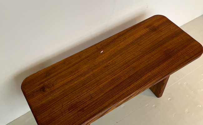 Banc bas ancien en bois massif – L 80 x P 30,5 x H 35 cm – 260 €