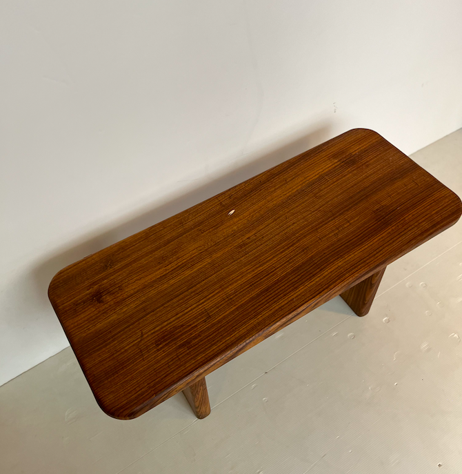 Banc bas ancien en bois massif – L 80 x P 30,5 x H 35 cm – 260 €
