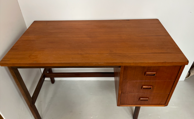 Bureau biface années 1960 en bois – L 108 x P 59 x H 74 cm – 370 €