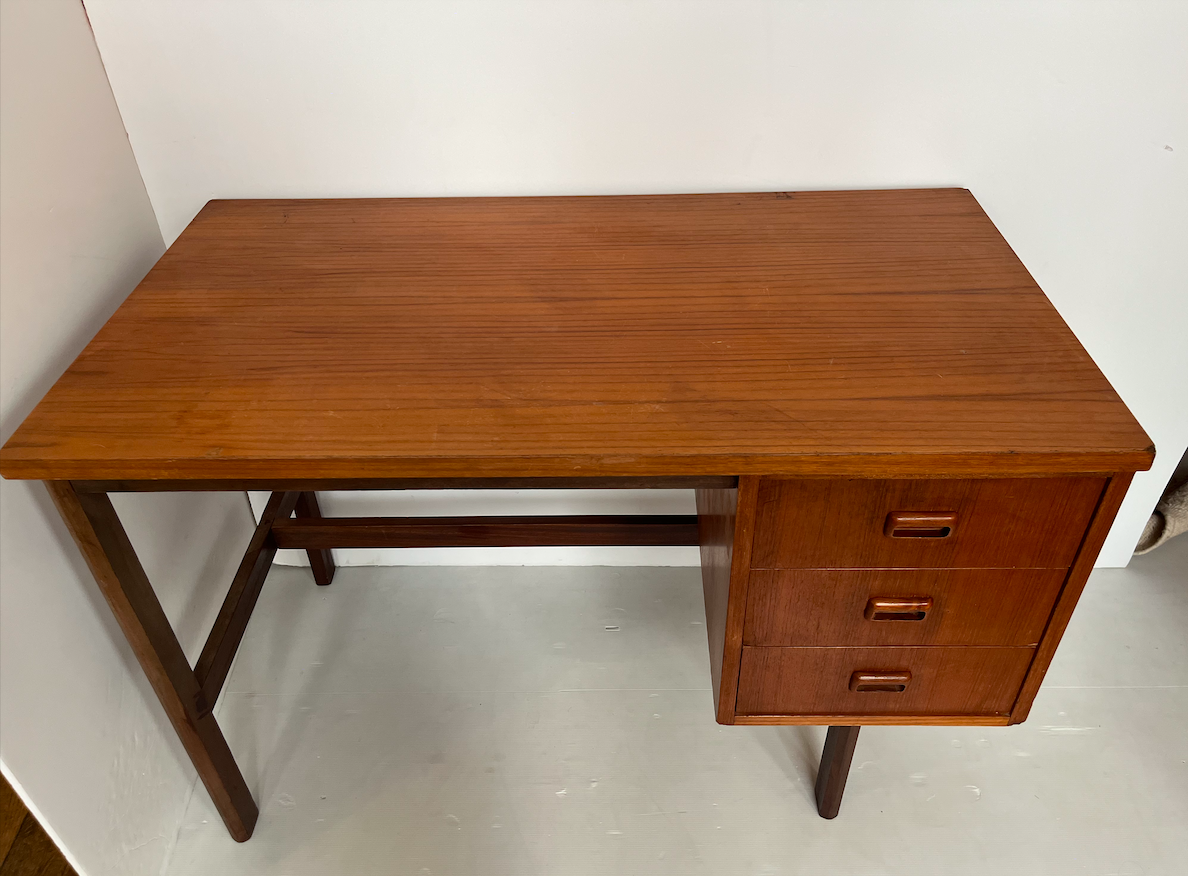 Bureau biface années 1960 en bois – L 108 x P 59 x H 74 cm – 370 €