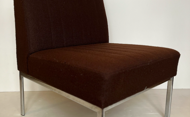 Chauffeuse marron pieds métal chromé – L 60 x P 67 x H 77 (40) cm – 380 € l’une (4 disponibles – 1350€ les 4)