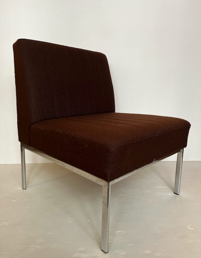 Chauffeuse marron pieds métal chromé – L 60 x P 67 x H 77 (40) cm – 380 € l’une (4 disponibles – 1350€ les 4)