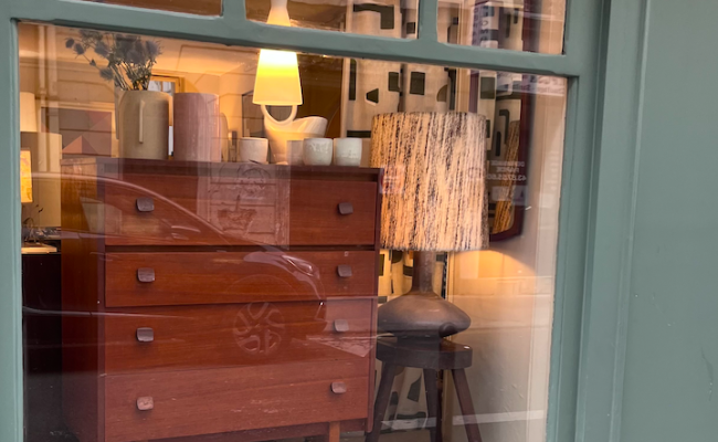 Commode 4 tiroirs – L76 x P42 x H91 cm – 470 €