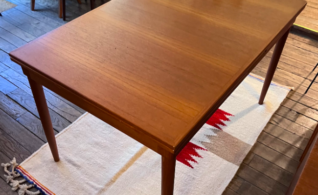 Table à manger danoise en teck de Niels Otto Moller – L123 (227) x P81 x H72 cm – 1200 €