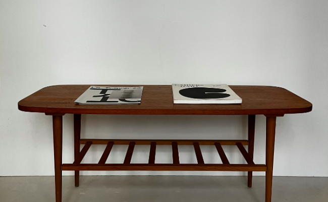 Table basse scandinave en teck années 1960 – L 106 x P 45 x H 47 cm – 440 €