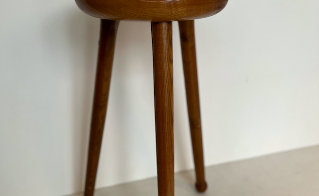 Tabouret mi haut tripode en bois massif – H 65 x D 32 cm – 160 €