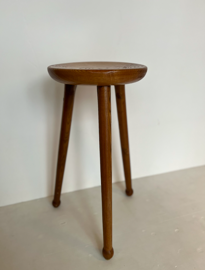 Tabouret mi haut tripode en bois massif – H 65 x D 32 cm – 160 €