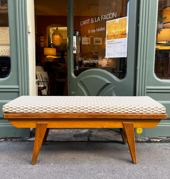 Banquette ancienne en chêne, coussin sur mesure – L 124 x P 38 x H 48 cm – 580 €