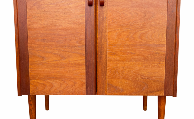 Meuble scandinave en teck ouvrant par 2 portes – 490 €