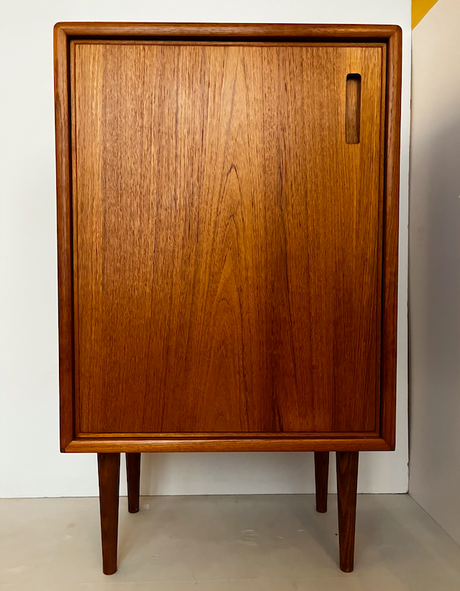 Meuble scandinave en teck 1 porte – 360 €