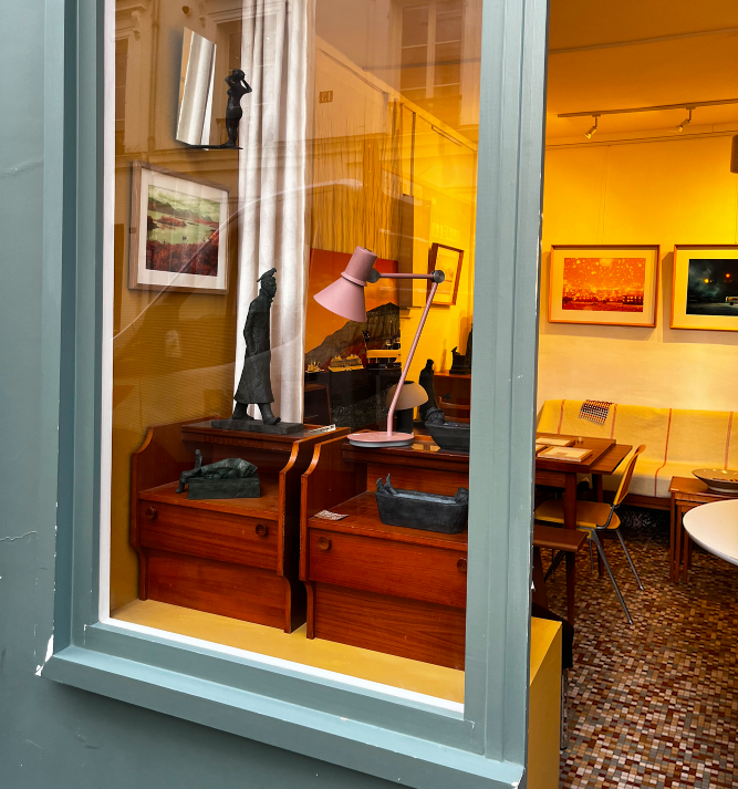 Paire de tables de chevet en teck – 320 €