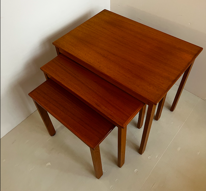 Table gigogne danoise en teck – 440 €