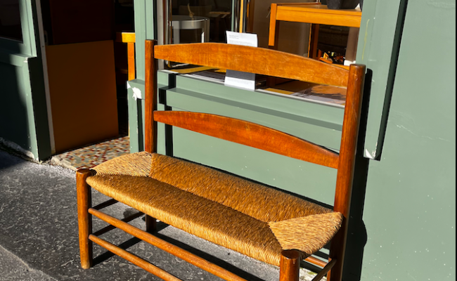 Banc vintage à dossier bois et paille – L95xP41xH86cm/39 -290 €