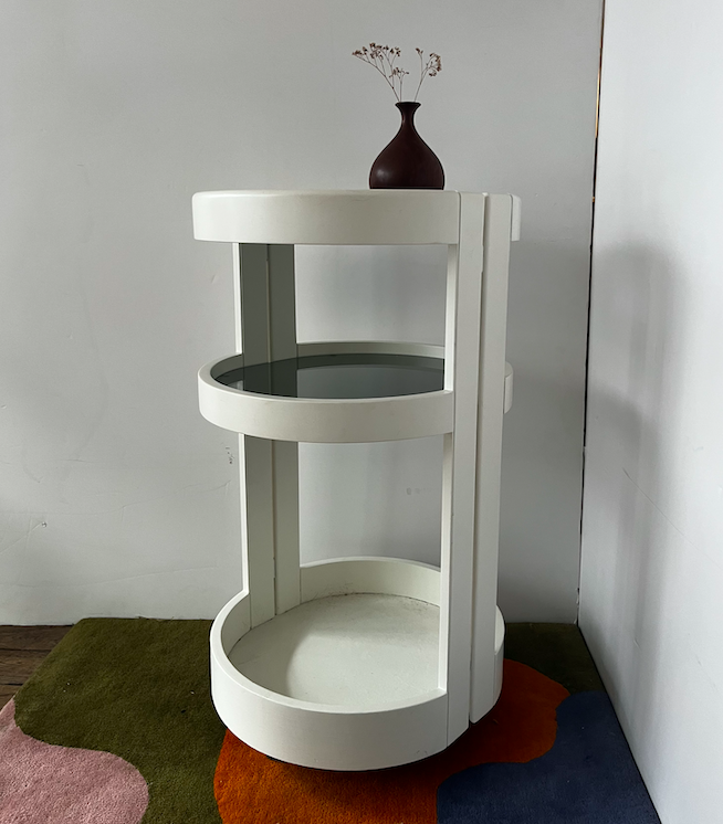 Desserte italienne bois peint blanc et verre fumé – 390 €