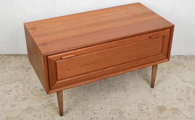 Meuble tv bas en teck à abattant – L 85 x P 40 x H 57 cm – 480 €