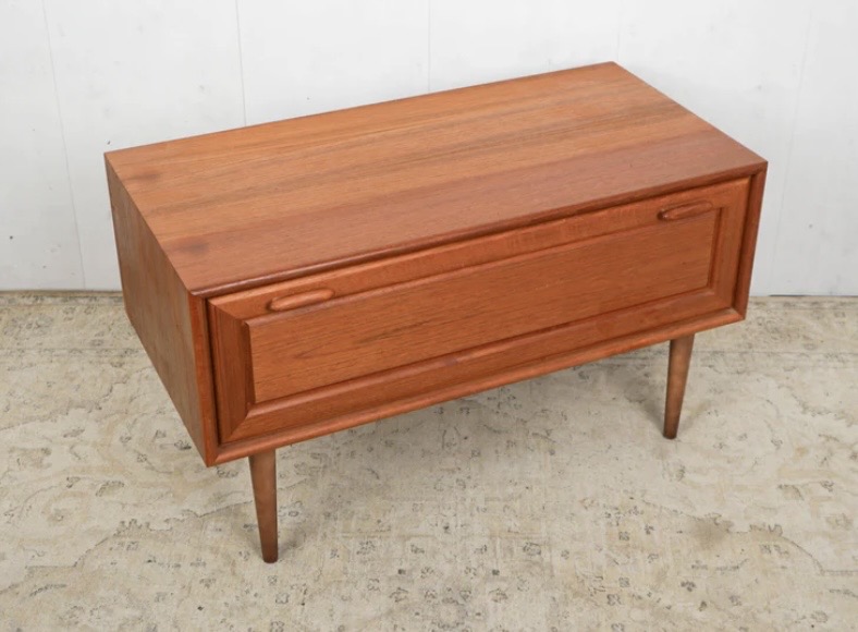 Meuble tv bas en teck à abattant – L 85 x P 40 x H 57 cm – 480 €