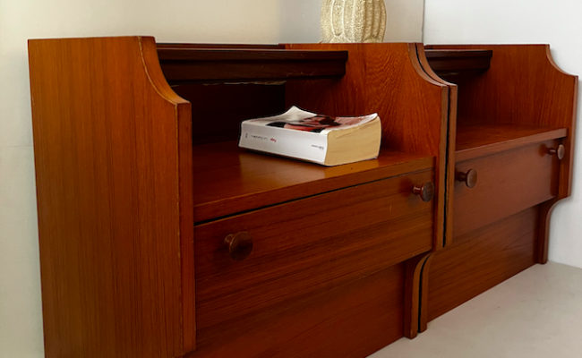 Paire de tables de chevet en teck basse et compact années 1960 – L 45 x P 34 x H 45 cm – 290 €