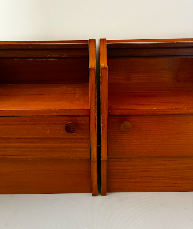 Paire de tables de chevet en teck basse et compact années 1960 – L 45 x P 34 x H 45 cm – 340 €