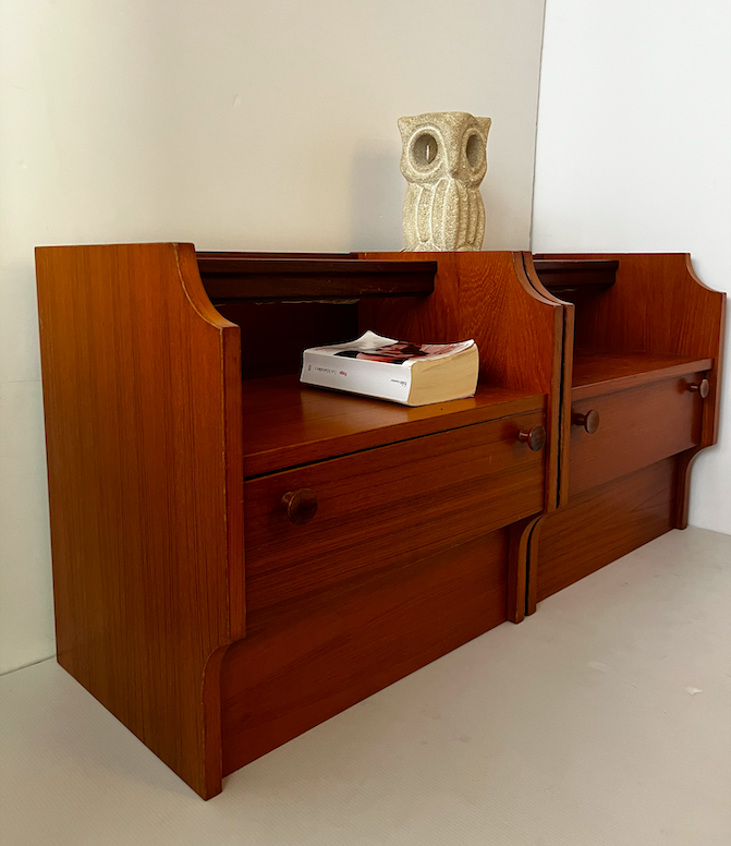 Paire de tables de chevet en teck basse et compact années 1960 – L 45 x P 34 x H 45 cm – 290 €
