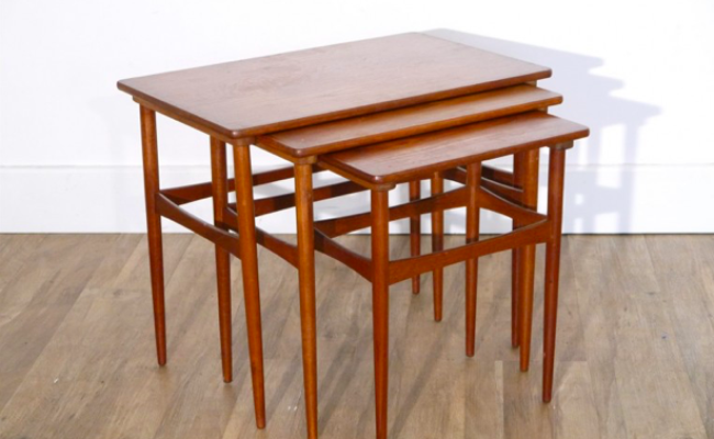 Table gigogne en teck danoise – L55 x P38 X H46 cm – 440 €